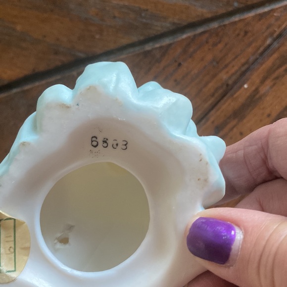 Porcelain figurine of girl with basket of flowers - Picture 5 of 5